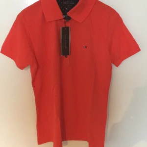 Äkta Tommy hilfiger pikétröja - Äkta Tommy hilfiger pikétröja, köpt för något år sedan men aldrig använd prislapp kvar.  Korallfärg 