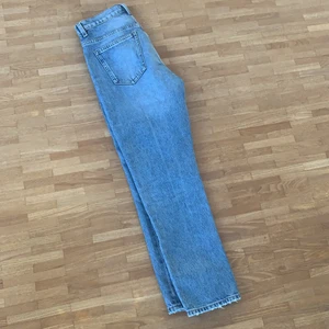 Arket Jeans, regular cropped strl 25 - Regular cropped jeans från arket, näst intill oanvända, använda 2 gånger ca. Köpta för 700kr säljer för 300 om många intresserade budgivning