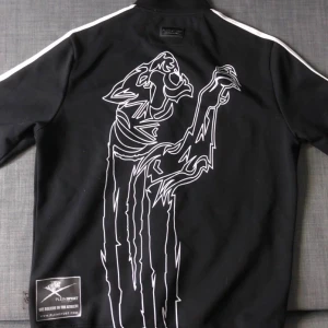 Plein sport sweatjacket - Plein sport sweatjacka (L, lutar mer åt M) nyskick. Ingen slitning eller skada och minimalt använd. Säljer den för den har blivit för liten. Ordinarie pris 2,300, köptes som ett sett med byxor för 3,500kr