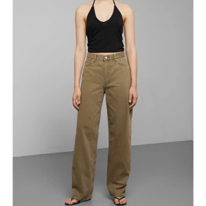 Oversized jeans  - Jeans i modellen Rail från Weekday. Bra skick och nypris är 600kr. Säg bara till om du vill ha flera bilder💕 frakt står köparen för:)