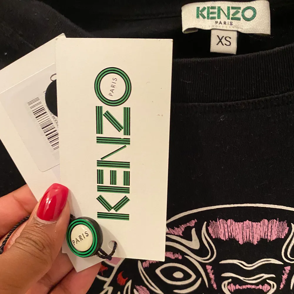 Cool t-shirt från KENZO, strl XS. Endast använd vid två tillfällen. Lappar från köpet finns kvar. Nypris 800kr . T-shirts.