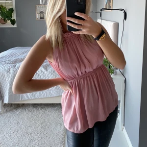 Rosa blus som man knyter i ryggen  - Superfin rosa blus med knyte i ryggen. Storlek S💕