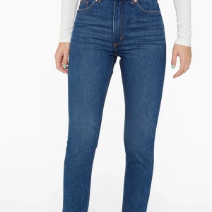 Monki - kimono high waits jeans (blå)  - jättesnygga blå mom jeans från monki! Kontakta mig vid intresse eller frågor! 