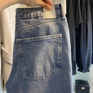Jeans - Jag säljer ett år jeans från Cubus i storlek L. De är knappt använda och är alltså i bra skick. På mig är de int speciellt högmidjade utan något mellanting. De är ganska tjata ner till knäna sen blir de mer vida men kan såklart se annorlunda ut på någon annan. Jag sätter startpriset 180kr så buda på! Frakten betalar man själv.
