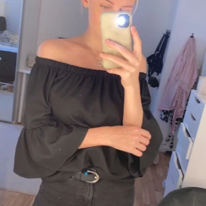 Off shoulder tröja  - Skriv ett pris till mig som ni skulle kunna tänka er att köpa den för. Aldrig använd ❣️