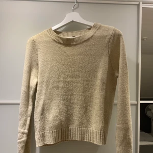 Beige stickad tröja från hm - Säljer denna fina stickade tröjan då den inte passar mig längre  frakt tillkommer