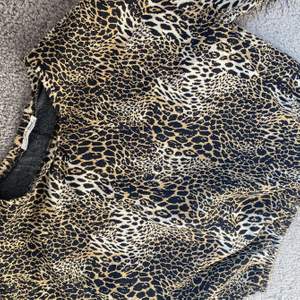 Säljer en leopardmönstrad långärmad tröja från Zara. Tröjan är lite kortare i modellen (lite croppad) och har balongärmar. Köpt för lite mindre än 2 år sedan, men har inte avänts på över ett år.              Säljs för 90 kr. Köparen står för frakt (65 kr)