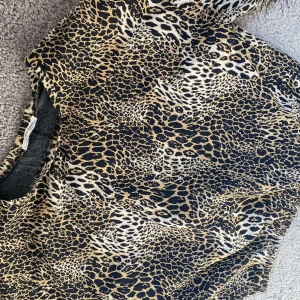 Leopardmönstrad tröja Zara, strl S - Säljer en leopardmönstrad långärmad tröja från Zara. Tröjan är lite kortare i modellen (lite croppad) och har balongärmar. Köpt för lite mindre än 2 år sedan, men har inte avänts på över ett år.              Säljs för 90 kr. Köparen står för frakt (65 kr)