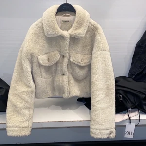 Jacka från pull & bear - säljer en vinterjacka från pull & bear i strl M, Buda gärna.