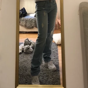 Jeans - Sjukt snygga jeans ifrån jack & Jones, står inte vilken storlek dom är i, men skulle gissa på M, då det är lite för stora för mig som är S i vanliga fall🥰 Dom är lågmidjade och väldigt långa! Jag är 172cm🥰
