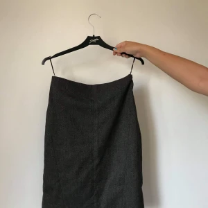 Kontorskjol - Kontorskjol med siden foder på insidan. Vacker passform. Aldrig använd och säljer för att jag inte passar i den. Fodret har gått sönder när jag skulle prova den men det är nu ihopsytt. 