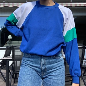 Såå ball vintage sweatshirt i bra skick !! - Säljer nu min älskade sweatshirt fyndad på second hand! Väldigt bra skick. Säljer den pga att den är liite kort i ärmarna på mig :( 