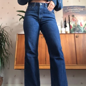 Levis jeans  - Snygga mörkblå Levis jeans, insydda så sitter som S-M ungefär