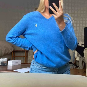  - Ralph Lauren tröja i merino ull. Så fin och jätteskön 💕 skulle mer säga att storleken är som en S-M än L som det står i den. Blå med gult märke. Bud om flera är intresserade! 