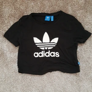 Adidas t-shirt  - Svart Adidas croppad t-shirt. Använda fåtal gånger. Frakt ingår. 