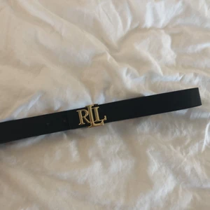 Helt nytt ralph lauren skärp - Helt nytt, aldrig använt, storlek S men passar allt ifrån 26-29 i midjan! Går att använda som svart eller brunt