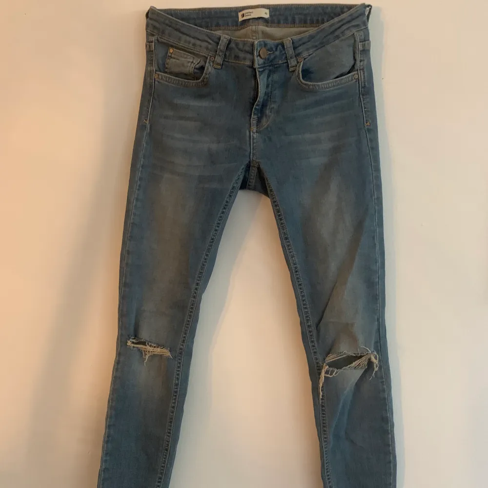 Superfina slitna jeans från Gina tricot. Köparen står för frakten. Fraktar endast.. Jeans & Byxor.