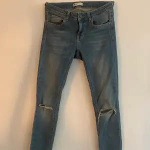 Superfina slitna jeans från Gina tricot. Köparen står för frakten. Fraktar endast.