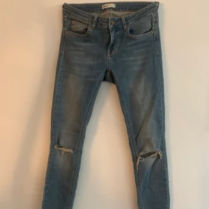 Slitna jeans Gina tricot  - Superfina slitna jeans från Gina tricot. Köparen står för frakten. Fraktar endast.