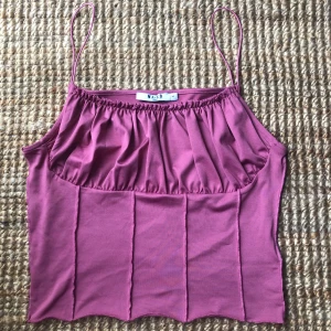 Mauve linne från NA-KD! - Mauve linne från NA-KD som sitter skit snyggt i brösten, det är lite som en korsett känsla över linnet. Storlek M men passar även S!