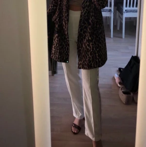 Byxor - Vita byxor med en vit shimrig rand på sidan, nyskick! 