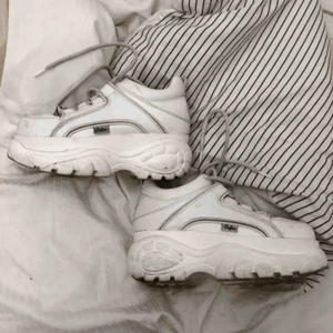  - Säljer mina fina vita buffaloskor i stl 36, men dem är lite förstora för mig så dem passar nog en stl 37! Dem rengörs givetsvis innan försäljning!!💕 