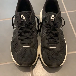Reebok löprskor - Säljer mina löparskor då dom tyvärr är för stora för mig. Sparsamt använda