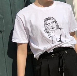 Topshop vit t-shirt med tryck i sammet - Vit t-shirt med tryck i sammet. Skön passform, sitter supersnyggt. 150 kr inkl. frakt