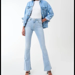 Gina natasja bootcut jeans ljusblåa - LÅNAD FÖRSTA BILD. Ljusblåa bootcut jeans från Gina, modellen natasja. Använt en/två gånger. Säljer pga för små för mig. Super snygg modell. Storlek S men de är inte så stretchiga så skulle säga att dom även passar en mindre S. Finns dock ett ”märke” från där larmet har suttit på rumpan (se bild 3), vet inte om det är något som går bort då jag knappt använt dom! Frakt tillkommer⚡️👼🏼❤️