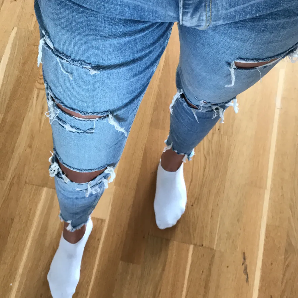 Blå jeans med håll i. Aldrig använda. Lågmidjade. Storlek 40 men motsvarar S. Tar Swish!. Jeans & Byxor.