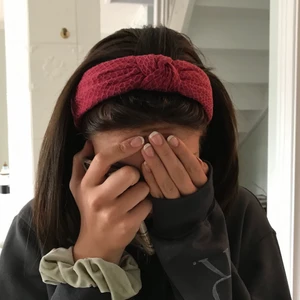 Gina Tricot hårband - Säljer detta jättesnygga hårband från ginatricot. Endast använt ett fåtal gånger och i nyskick. Hör av dig vid interesse😊