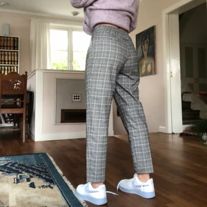 Rutiga raka byxor från Monki - Jättefina rutiga byxor från Monki! Stretchiga tyg, rak modell, sitter åt i midjan med resår. Jag är 163 och de slutar vid mina anklar. Gratis frakt vid snabb affär💞