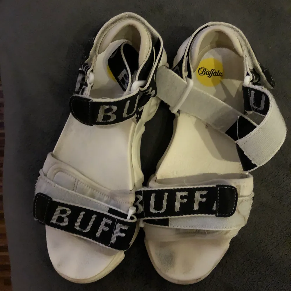 Säljer ett par rikigt coola sandaler från Buffalo. Säljer pga att de är för små har använts en gång så ett väldigt bra skick går att tvätta mer. Köptes för 800 kr. Fraktar endast (köparen står för frakten på 63kr)❤️. Skor.