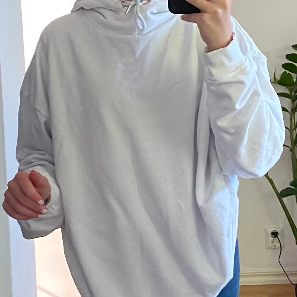 Hej! Säljer denna vita hoodie från stadium. Endast använd få gånger då den är för stor för mig💞. Hoodies.