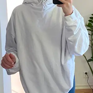 Hej! Säljer denna vita hoodie från stadium. Endast använd få gånger då den är för stor för mig💞