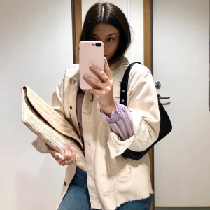 Manchester jacka🤍 - Säljer denna underbara manchester jacka från Zara! Köpte för ca 600kr.❣️ högst bud får den