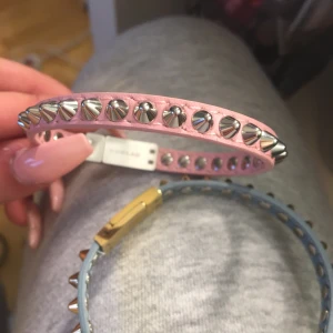 Köp 2 betala för 1 Edblad armband - Superfina nitarmband från Edblad, kommer inte till så mkt användning så väljer att sälja det billigare, original pris: 400kr st men jag säljer båda för 250💕 frakt ingår, man får me Edblad Ask