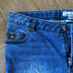 Raka jeans med nitar - Massimo dutti jeans, säljer då d är för små för mig (s/xs). Hyfsat använda inga slitningar.