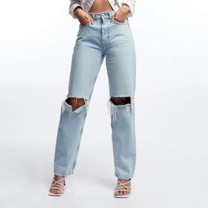 Säljer nu dessa slutsålda och populära jeans från Gina Tricot då de är för långa på mig. Helt nya med prislappar kvar. Budgivning privat. Startbud 450kr. Köpare står för frakt.☺️ 
