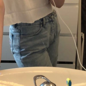 Supersnygga jeans från weekday - Superbra skick! Hat varit mina favvorit men är tyvvär inte min stil längre🥺 Har ritat på baksidan på ena fickan som ni kan se på andra bilden🥰❤️