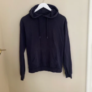 Marinblå hoddie  - Hoddie från Cubus 