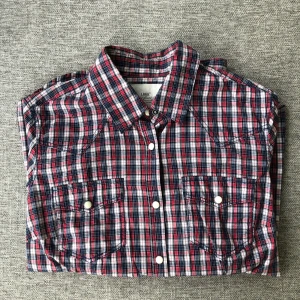 Skjorta - En supersnygg skjorta från H&M som blivit för liten! Jag står för frakt.