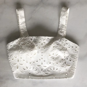 Topp från H&M - Topp från H&M som man knyter bak i ryggen. Dubbelt tyg så man ”ser inte igenom” hålen. Oanvänd! Nypris 249kr Frakten är inräknad i priset! 