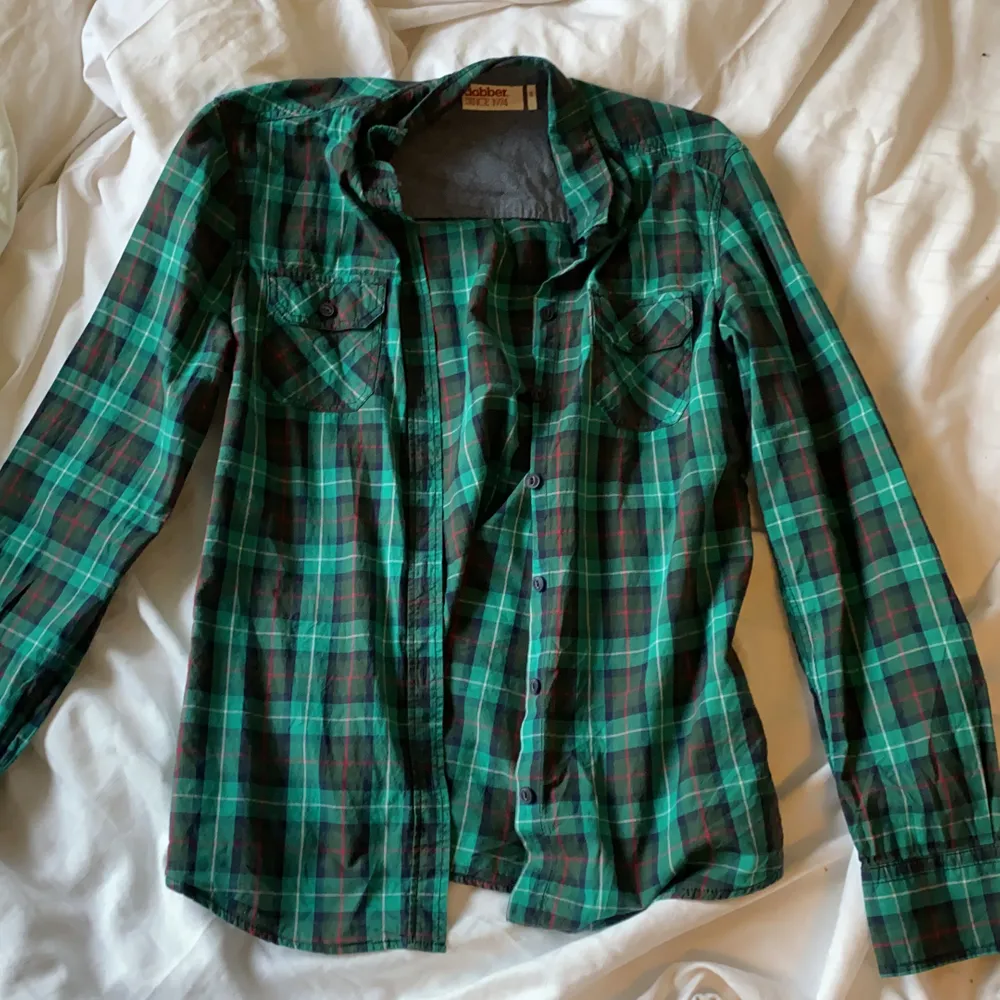 Säljer denna coola rutiga skjorta ☮️☮️knappt använd och köpt från dobber. Storlek 38 😁😁. Skjortor.