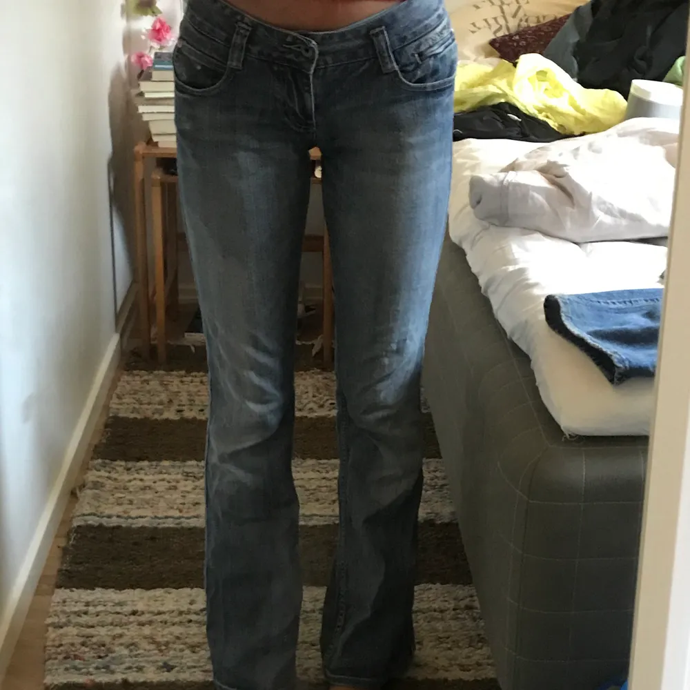 Ljusa bondelid jeans insydda till en 27a☀️. Jeans & Byxor.