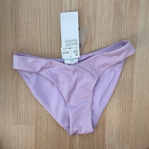 Bikiniunderdel - Ett par lila bikinitrosor i v-shape modell från HM med lappen kvar. Köps innan 21/8💓💓💓 