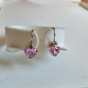 Hjärtformade silver örhängen  - Hjärtformade äkta silver örhängen med rosa sten🌸