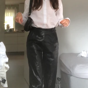 Baggy skinnbyxor - Säljer dessa asballa skinnbyxor jag fyndat på humana för ett halvår sen, använda 1 gång! Perfekta nu till hösten😋Står storlek 36 men passar på mig som är en xs/34! Köparen står för frakt!🥰
