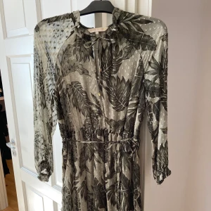 Klänning från Pernilla Wahlgren - Långärmad knälång klänning från Pernilla Wahlgren med snörning i midjan. Färg:grön. Använd ett fåtal gånger. Storlek L. Om den ska skickas på posten tillkommer fraktkostnad. Betalas med Swish. 