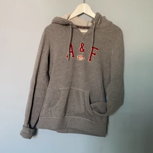 Abercrombie & Fitch collagetröja - Abercrombie & fitch tjocktröja i storlek medium, men upplevs mer som en S. Möts upp i centrala Stockholm eller köpare står för frakt ⭐️